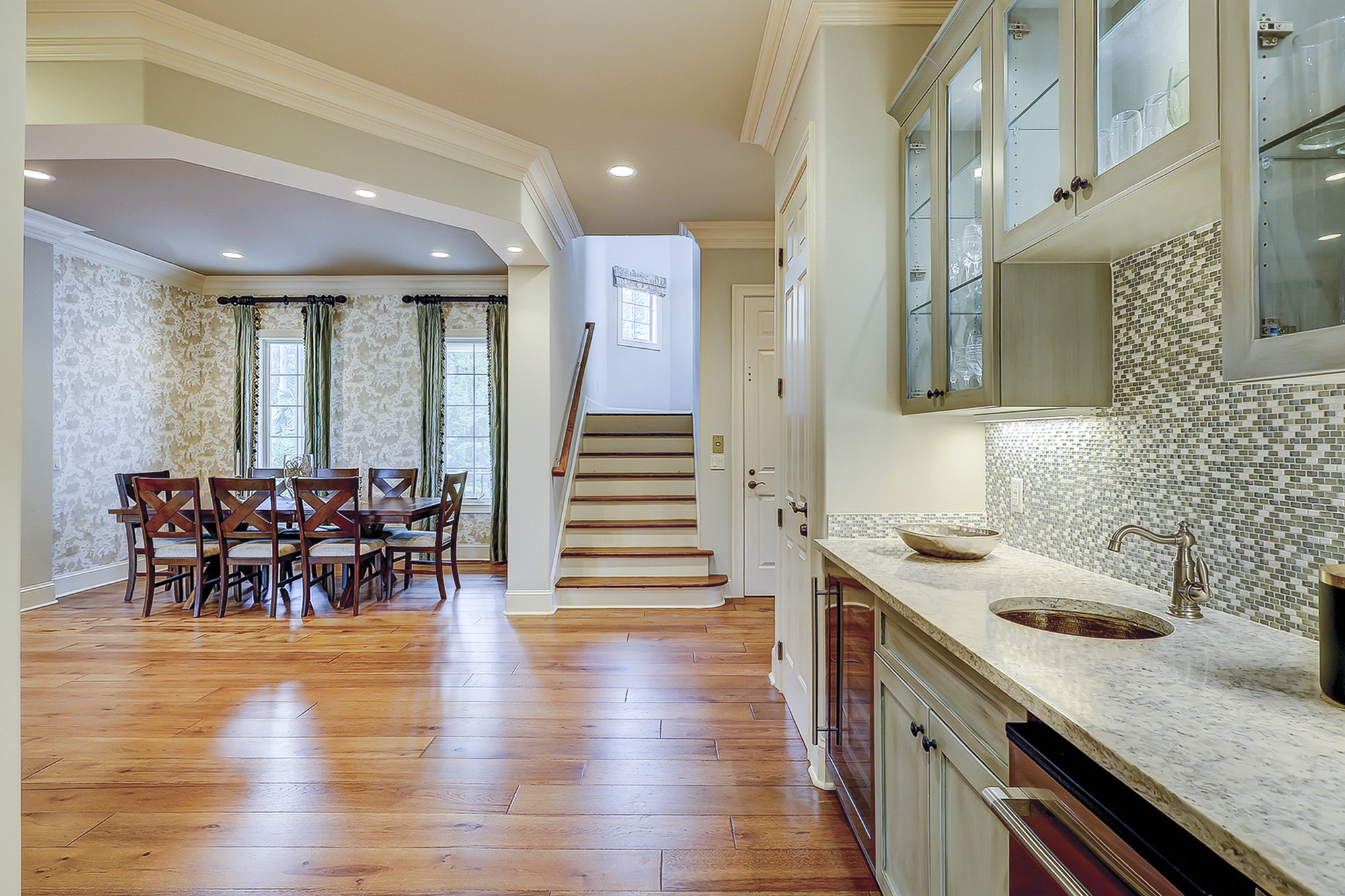 Dining Area & Wet Bar