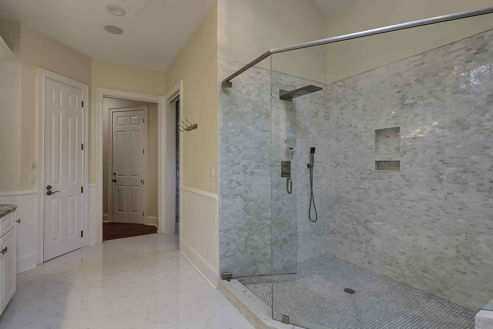 King Suite Full Bathroom