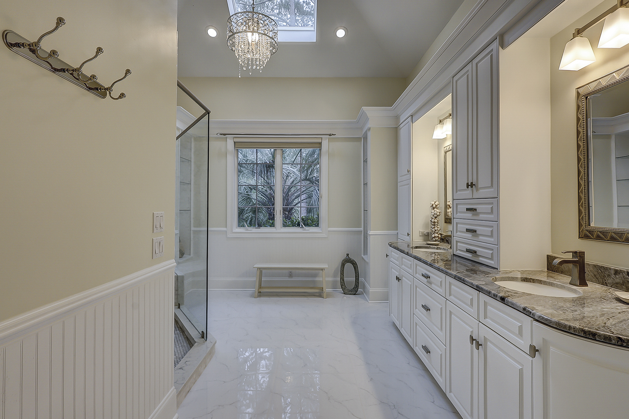 King Suite Full Bathroom