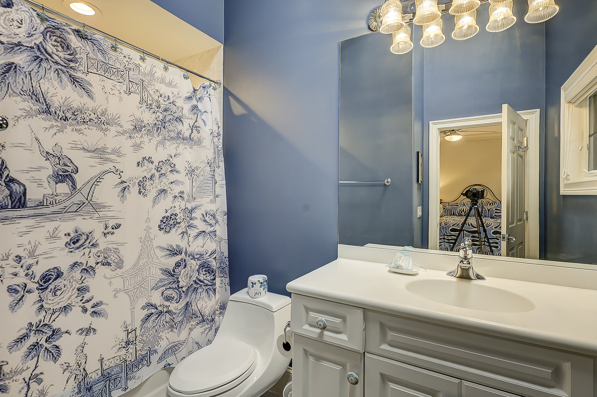 Queen Suite Full Bathroom