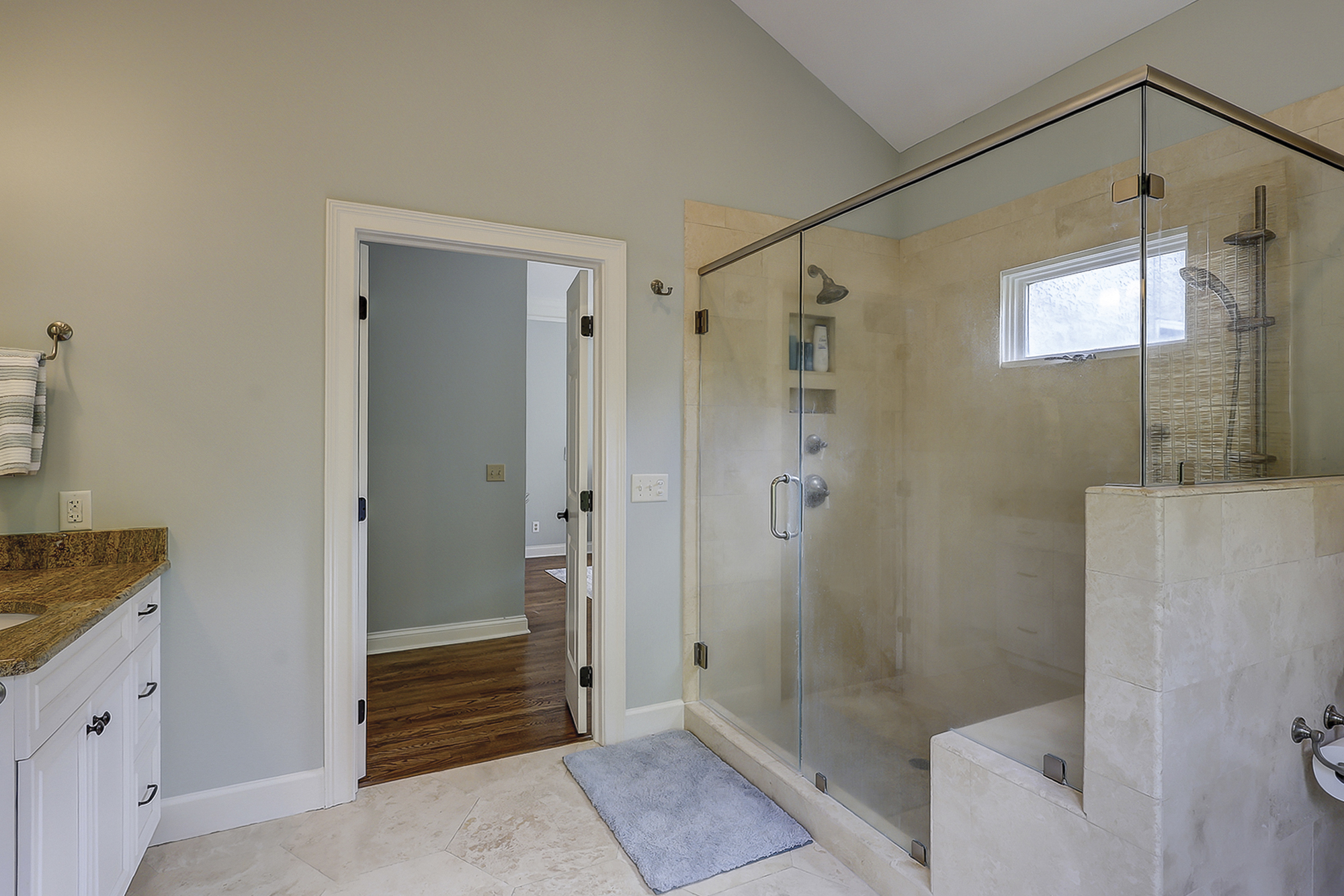 MAster King Suite Full Bathroom