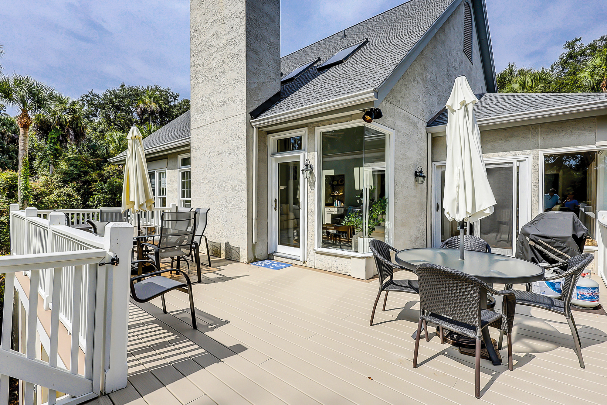 Outdoor Dining & Grilling Area