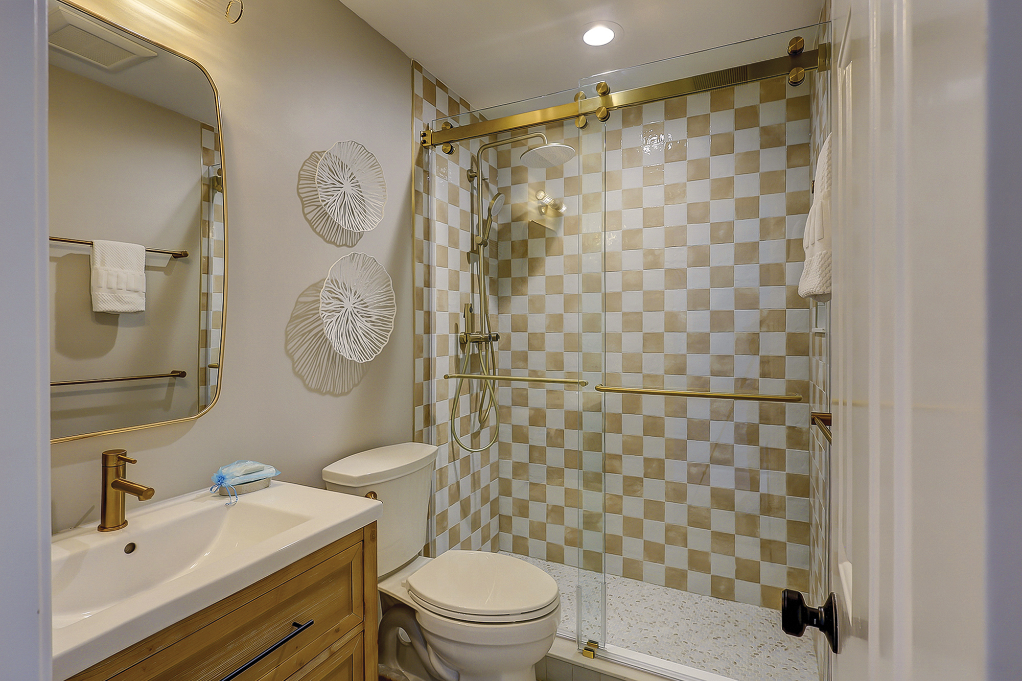 King Suite Full Bathroom