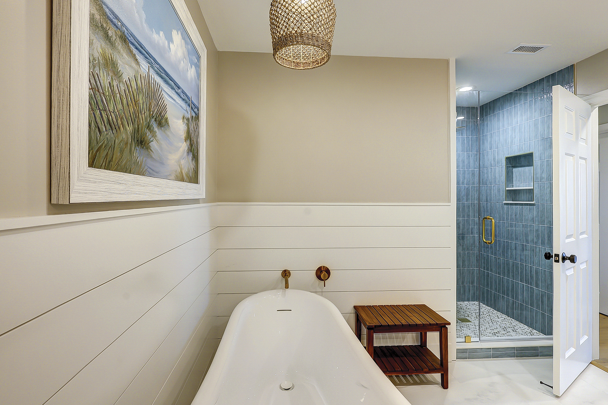 King Suite Full Bathroom