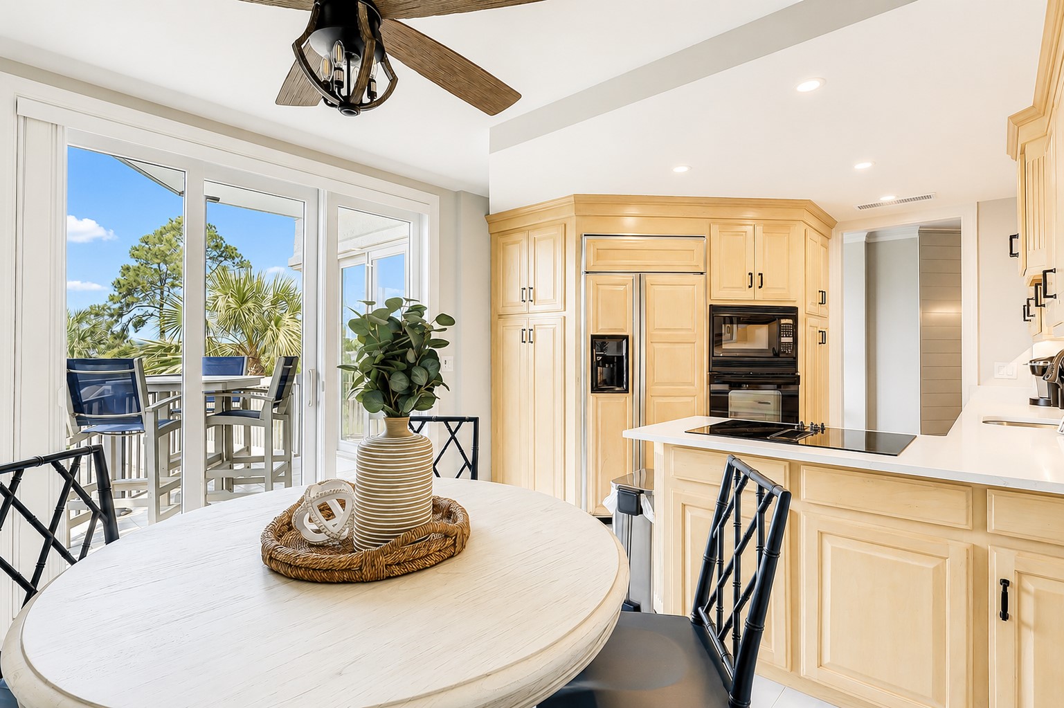 Breakfast Area & Kitchen