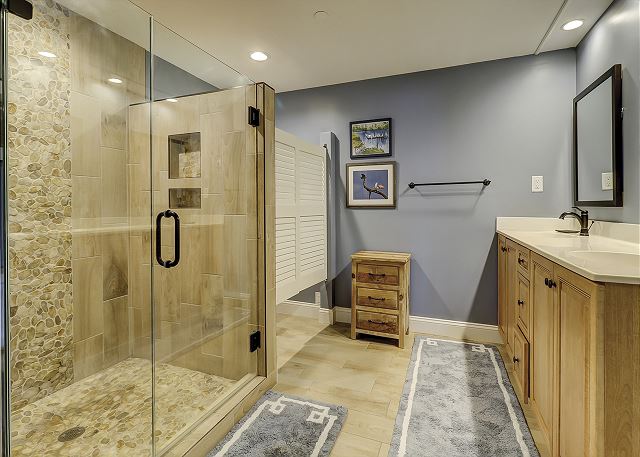 King Suite Full Bathroom