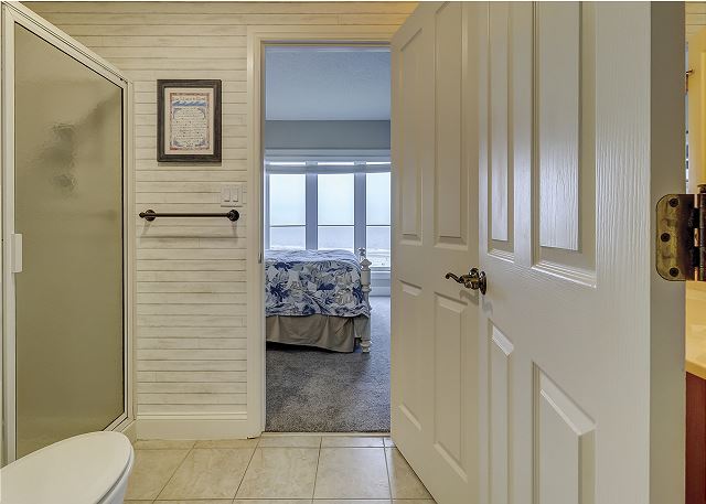 Queen Suite Full Bathroom