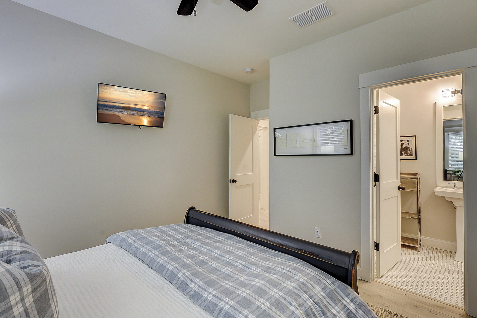 2nd Floor Queen Suite