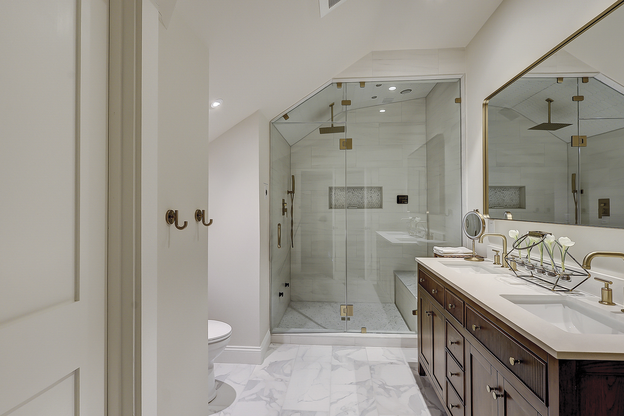 2nd Floor King Suite Full Bathroom