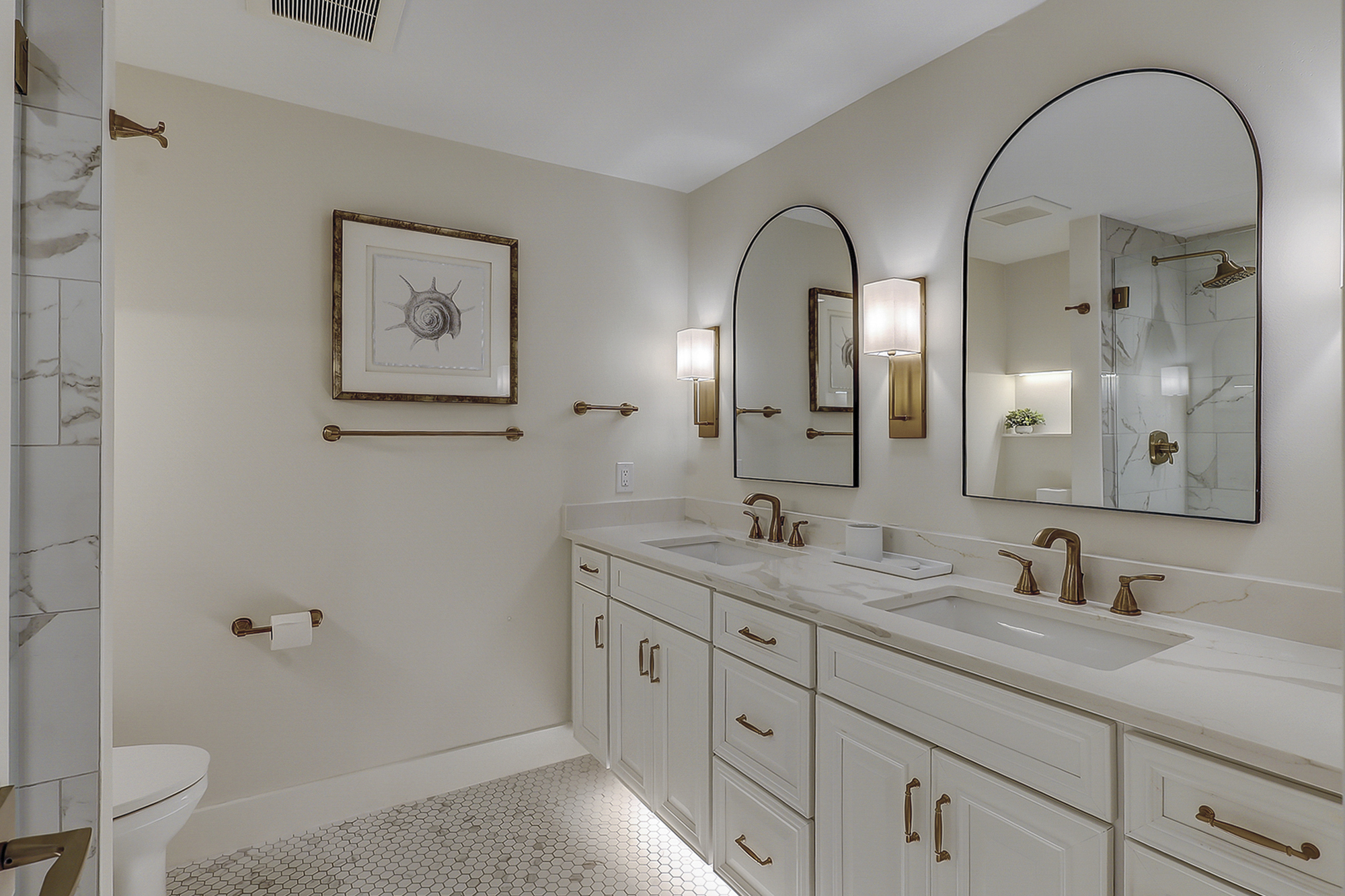 King Suite Full Bathroom