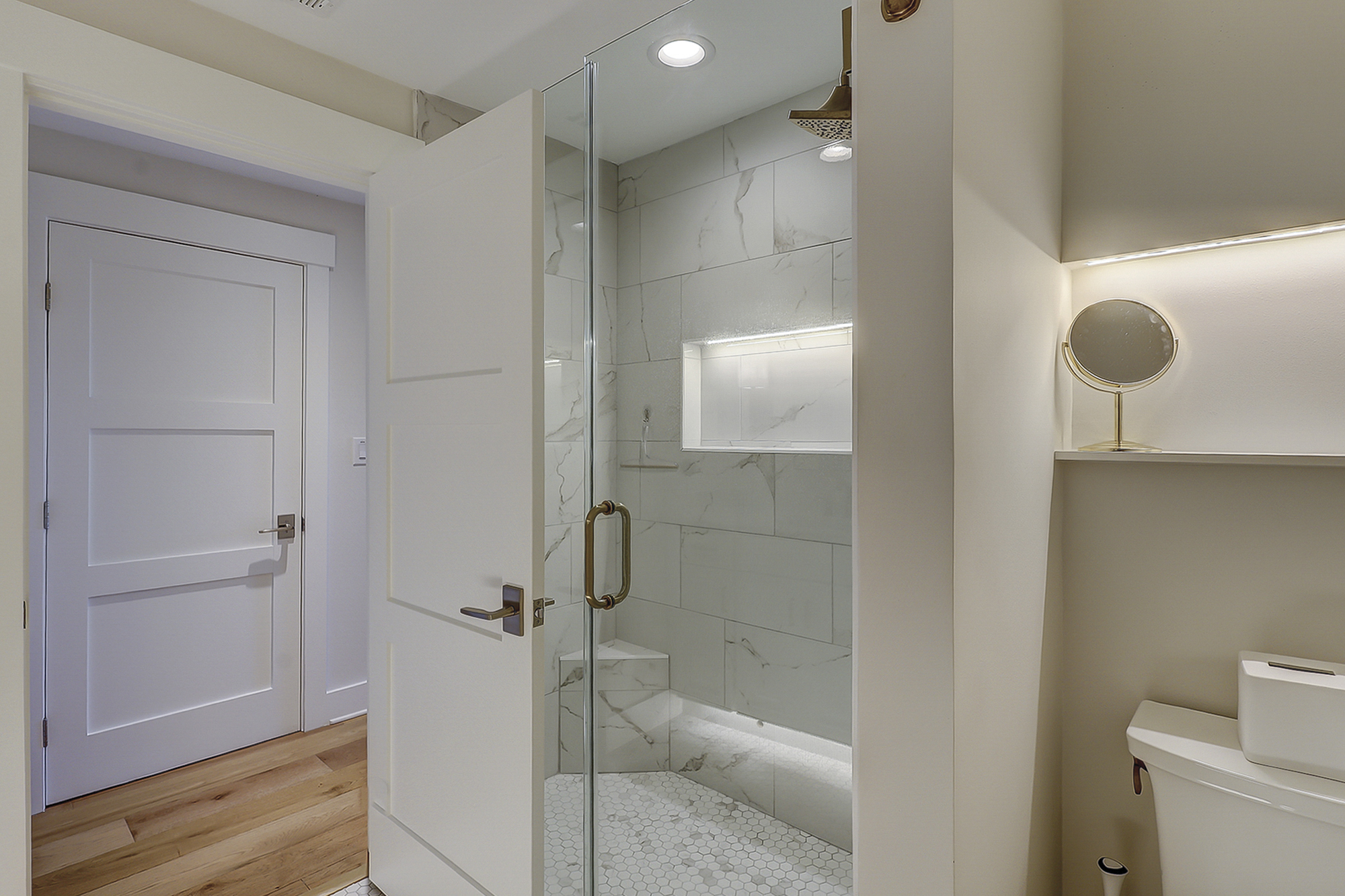 King Suite Full Bathroom