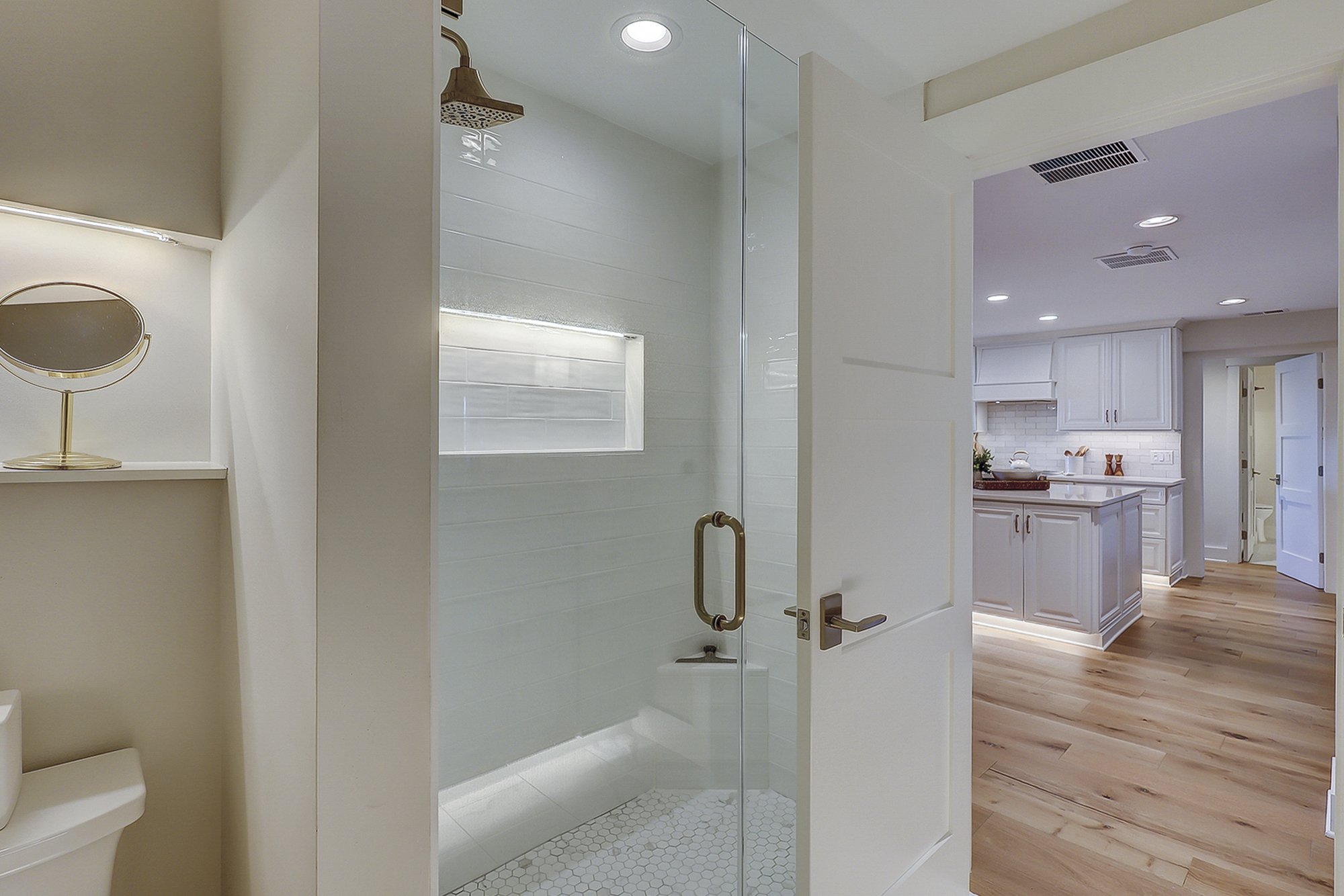 King Suite Full Bathroom