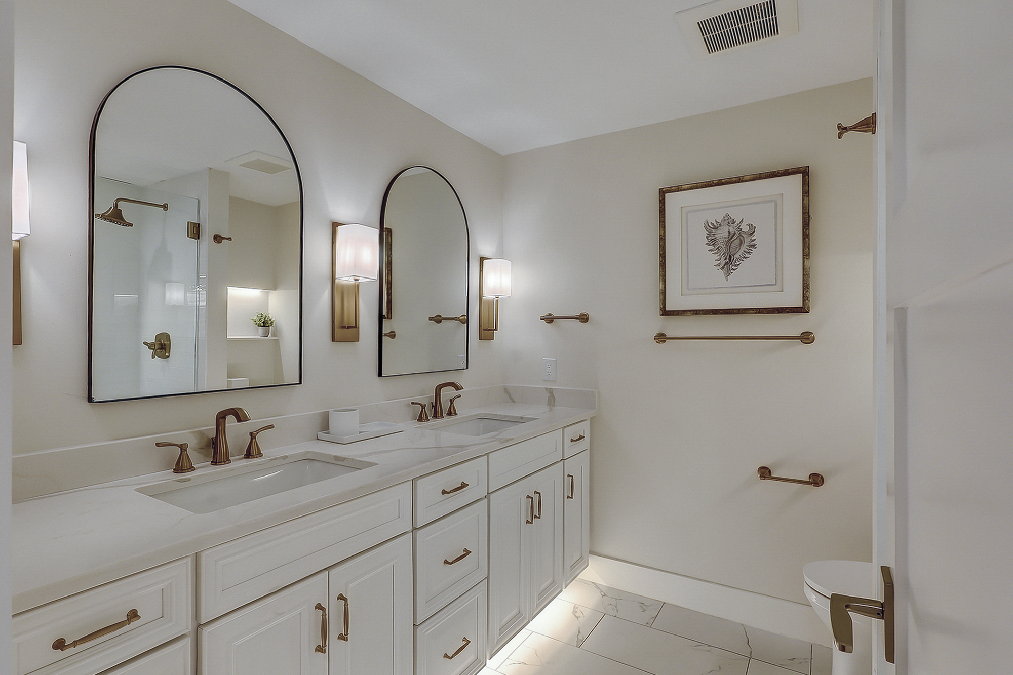 King Suite Full Bathroom