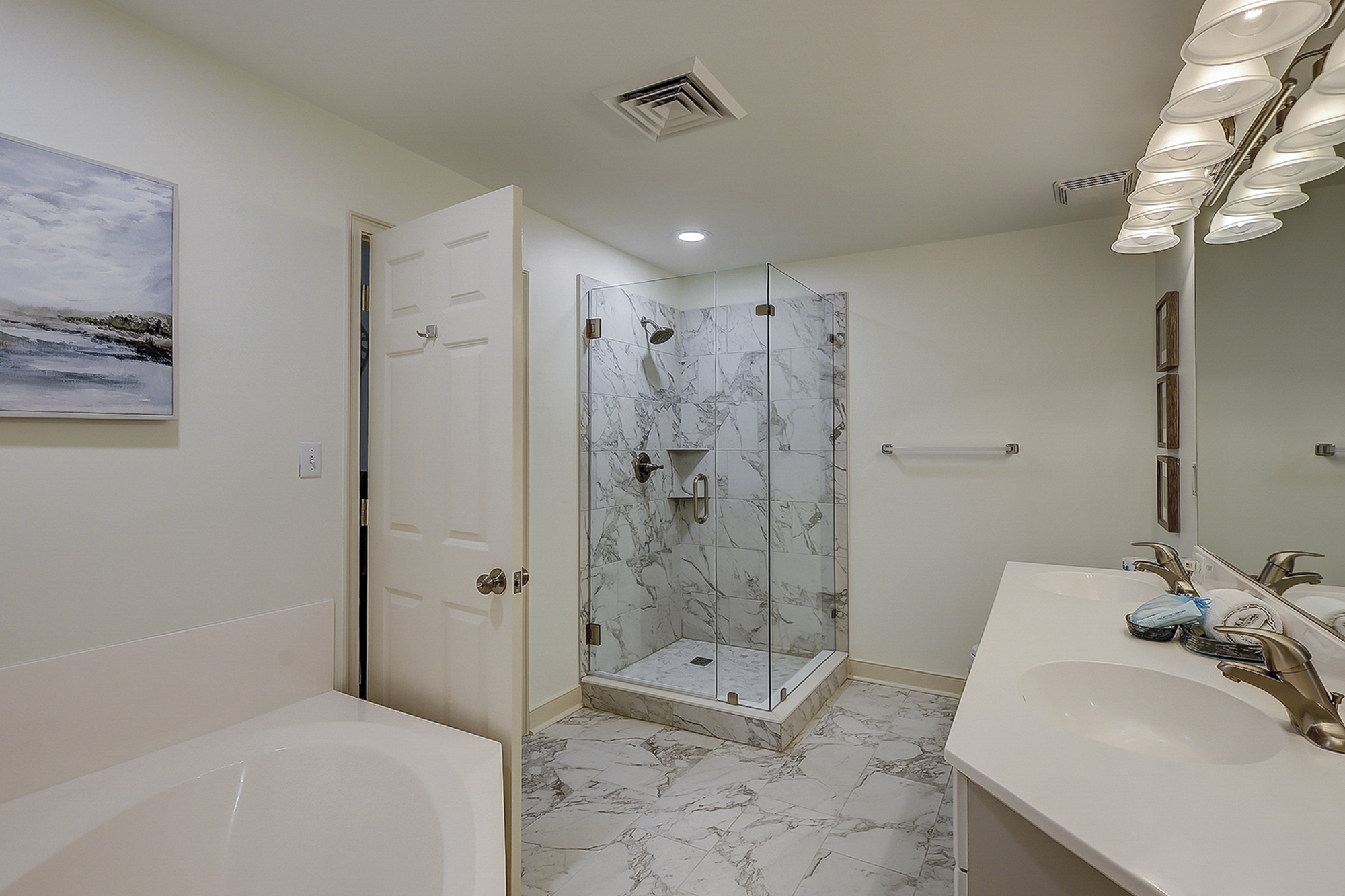 Guest Suite Full Bathroom