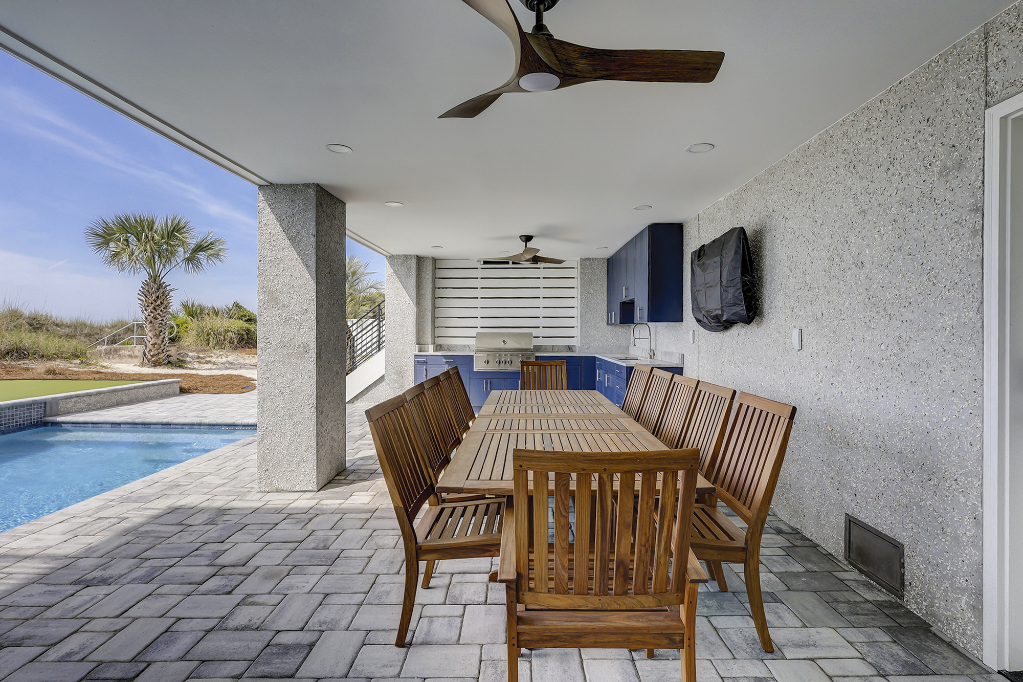 Outdoor Kitchen & Dining Area