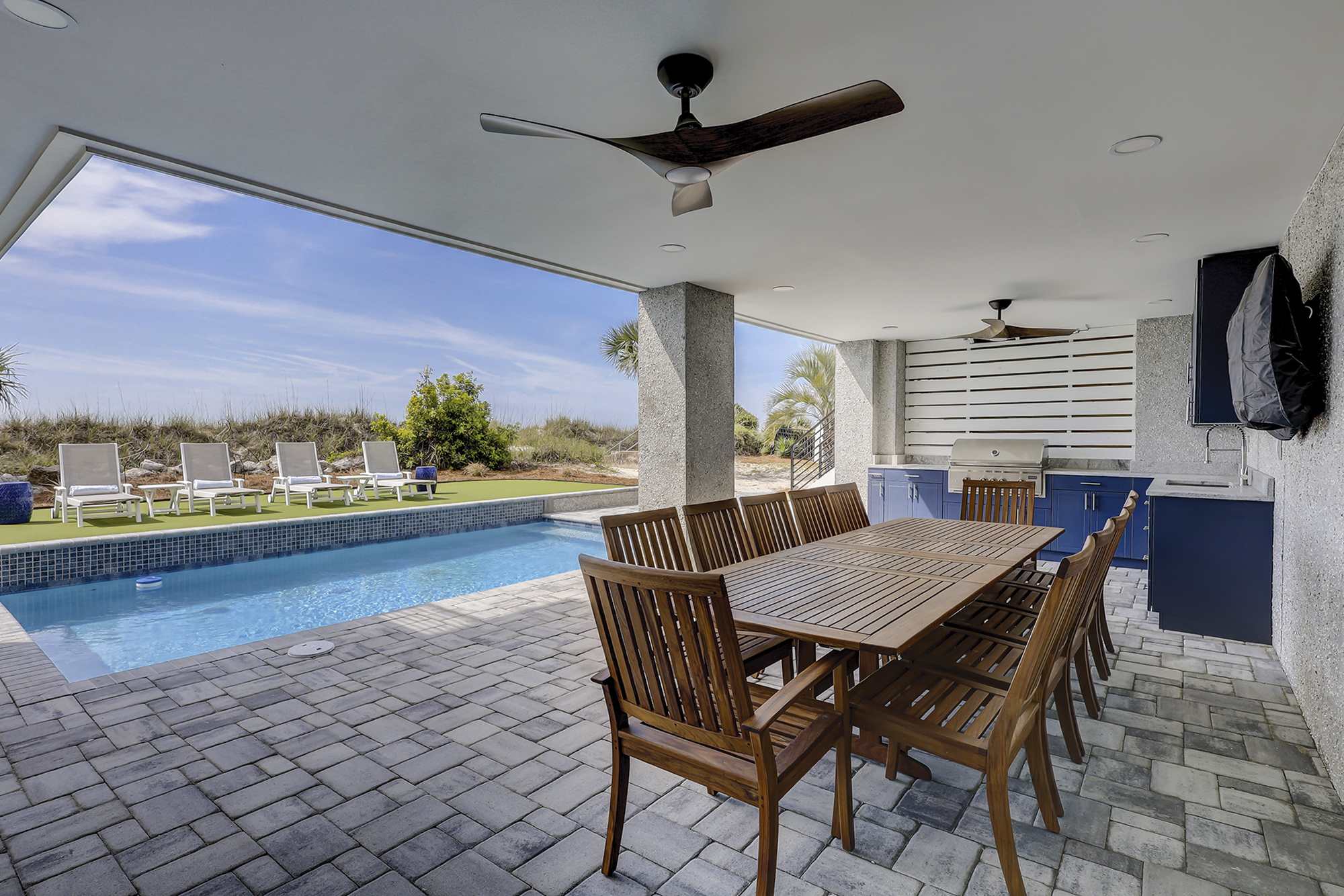 Outdoor Kitchen & Dining Area