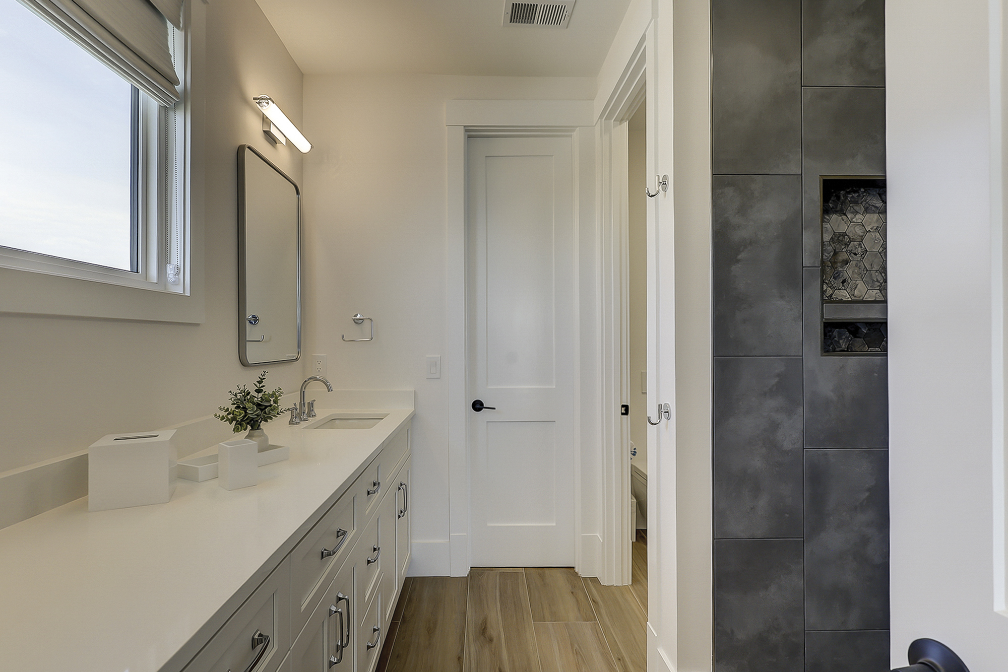 King Suite Full Bathroom