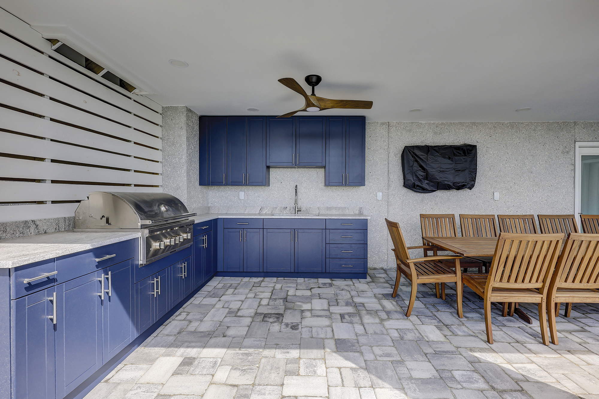 Outdoor Kitchen & Dining Area