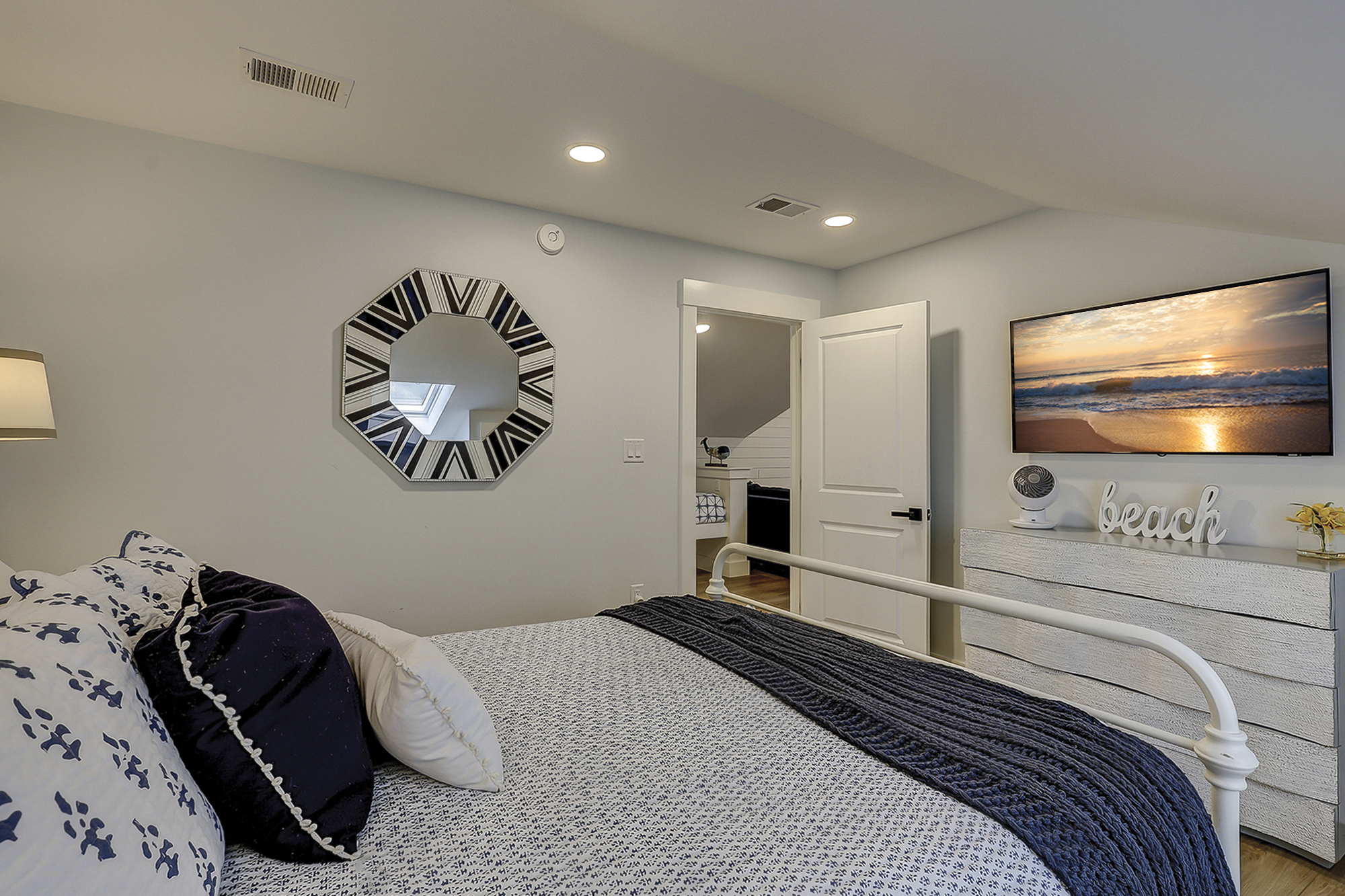 2nd Floor Queen Bedroom