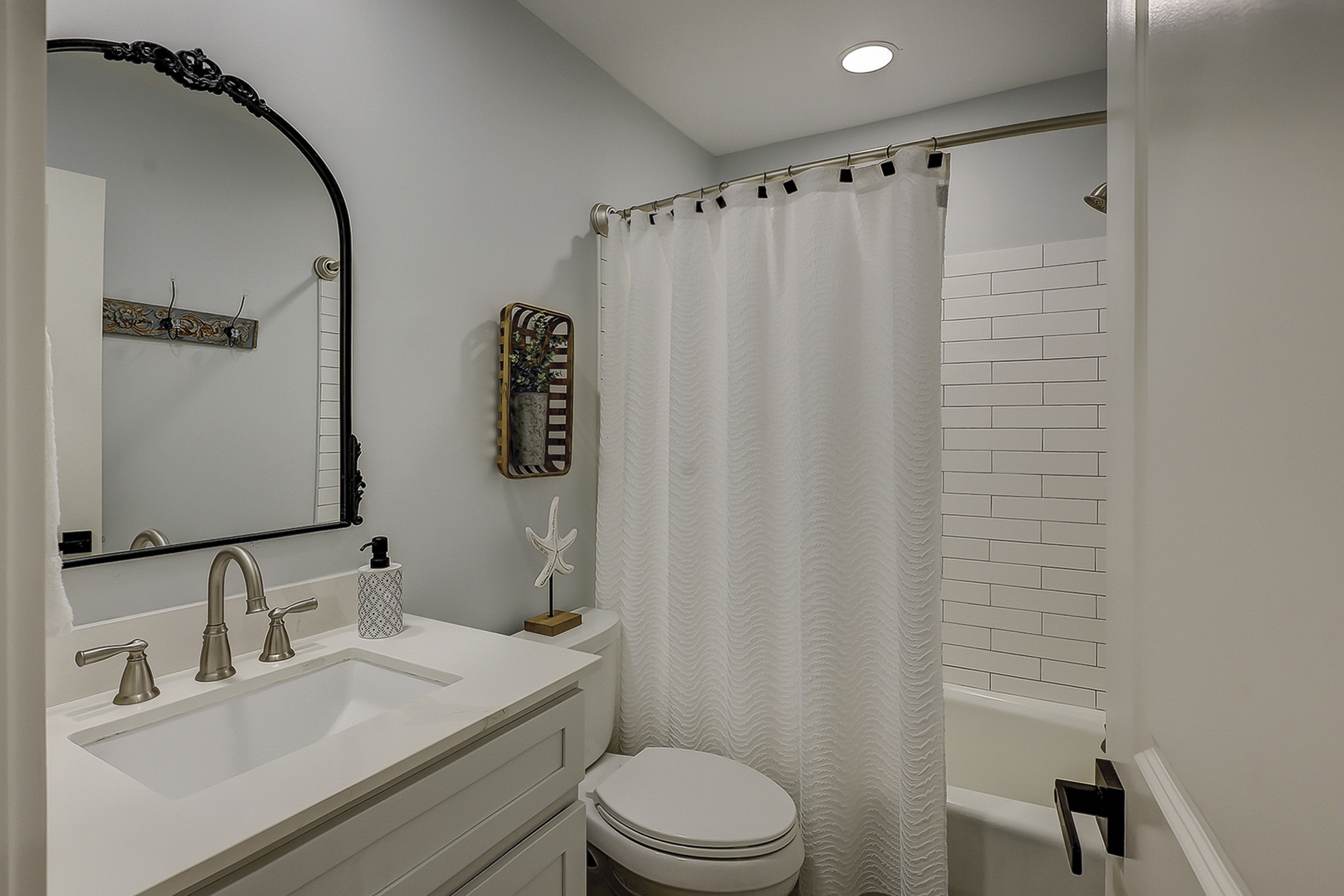 Main Floor King Suite Full Bathroom