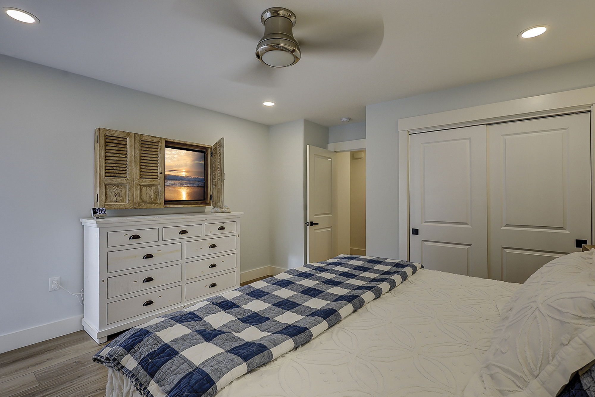 Main Floor King Suite