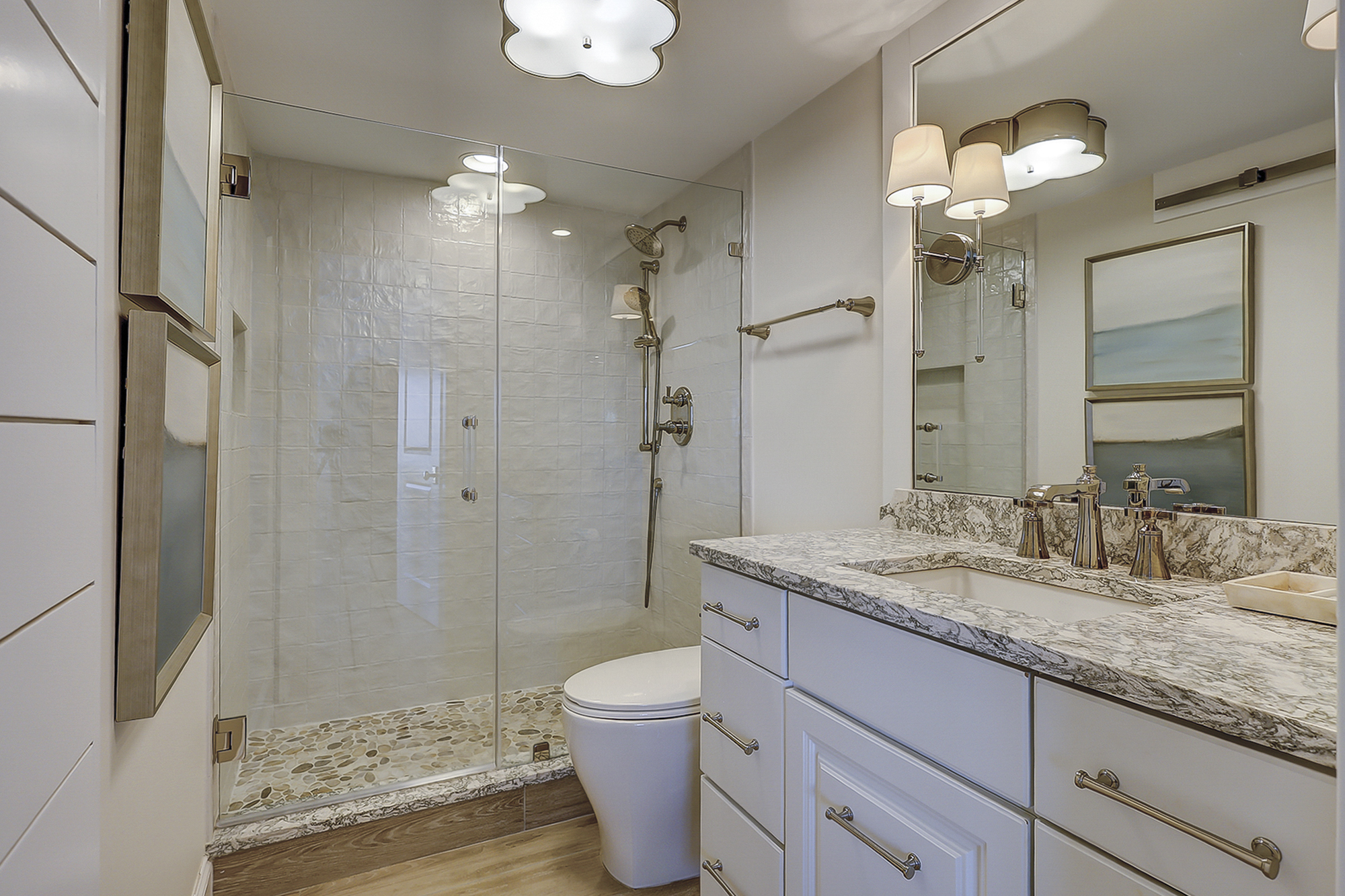 Queen Suite Full Bathroom