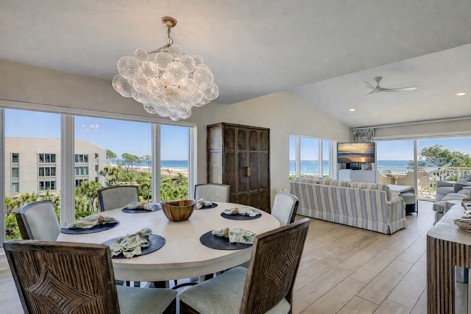 512 Shorewood Dining & Living Area