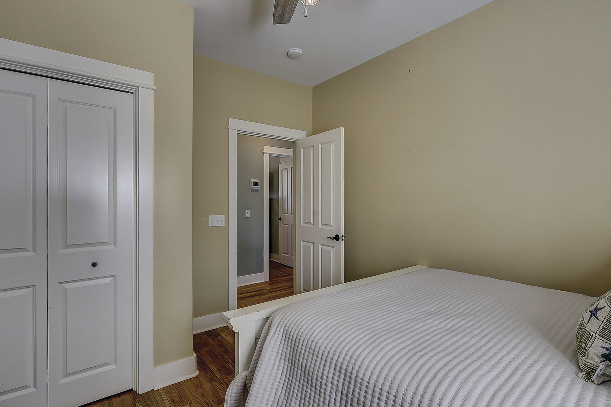 Queen Bedroom - 2nd Floor