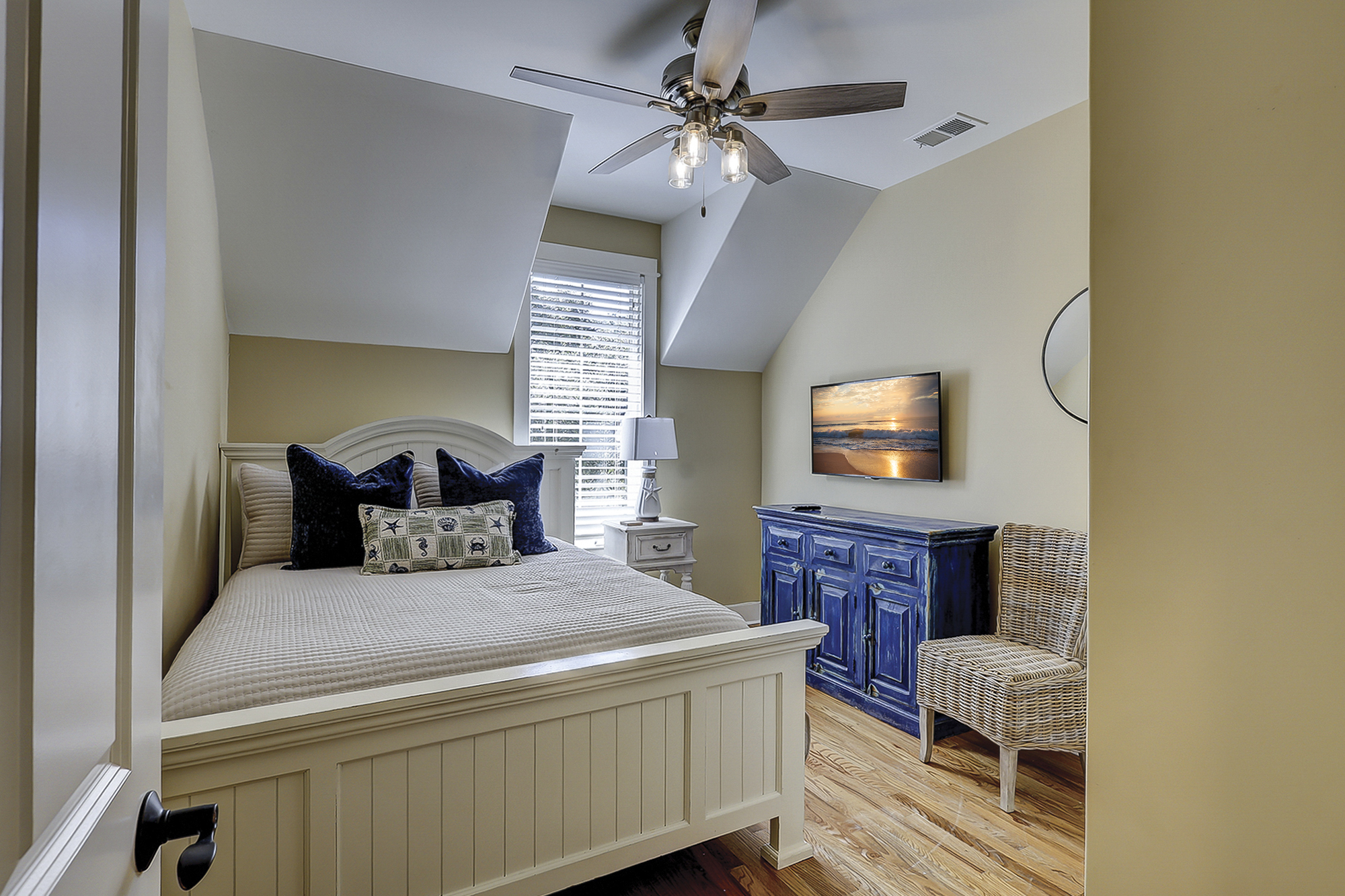 Queen Bedroom - 2nd Floor