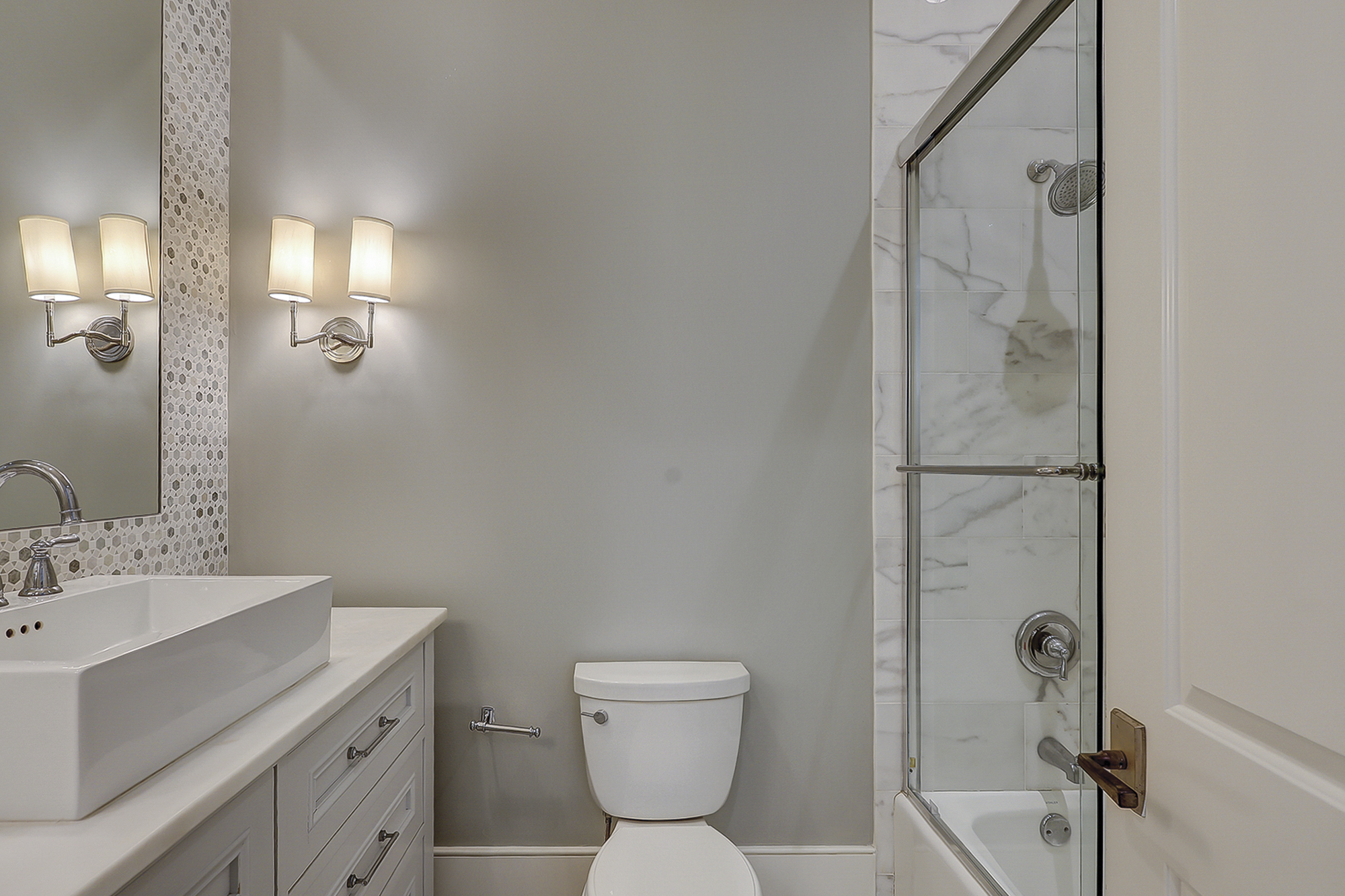 Queen Suite Full Bathroom