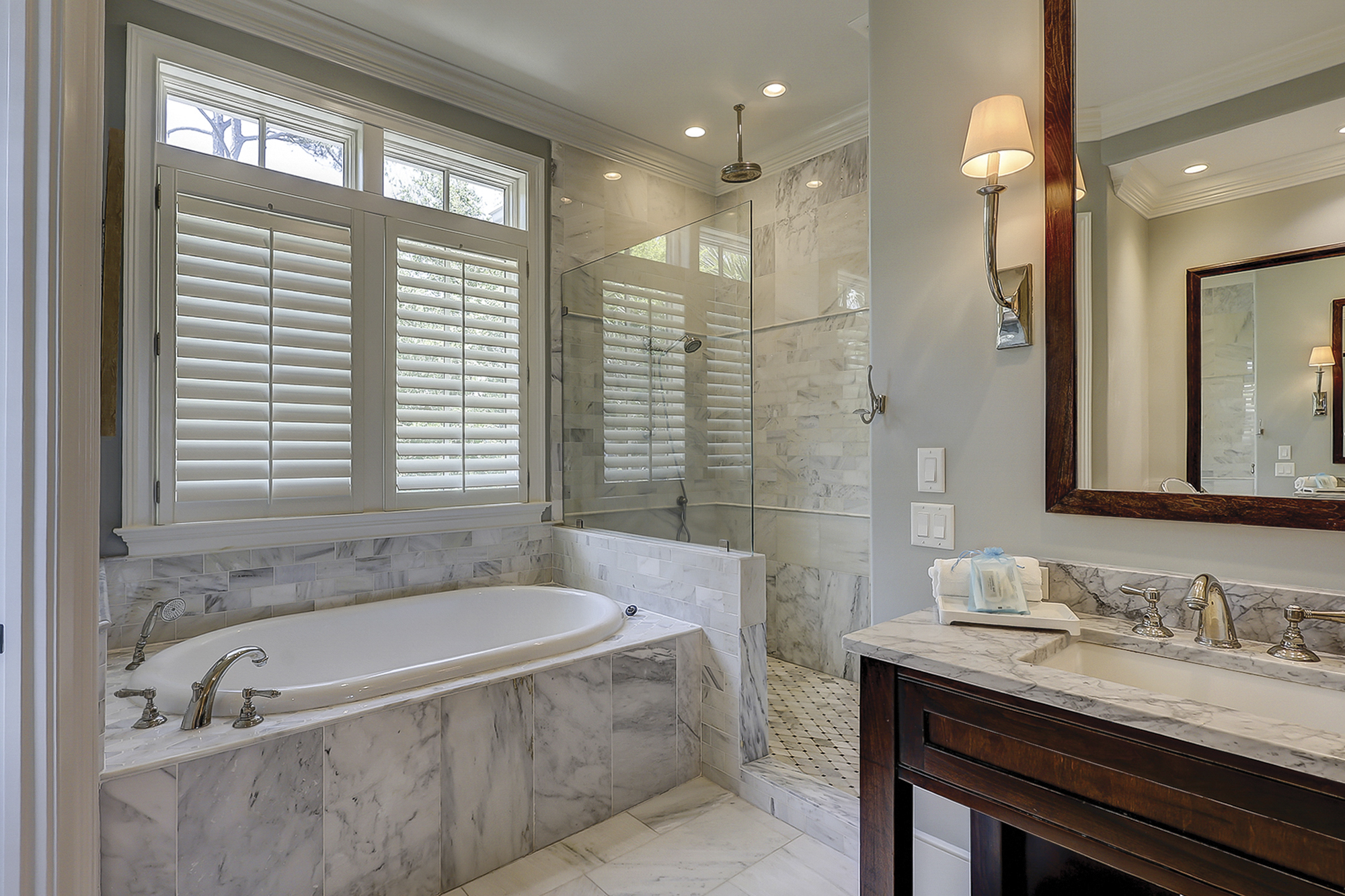 1st Floor King Suite Full Bathroom