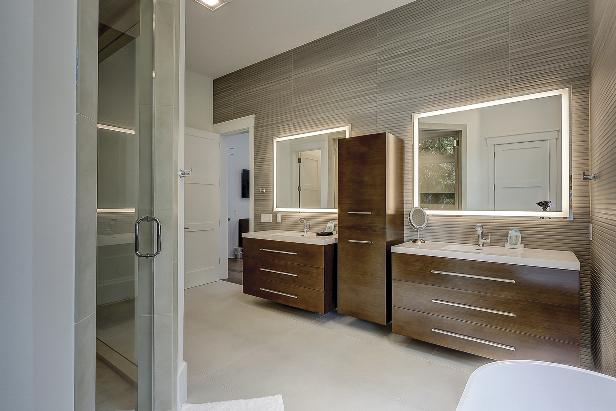 Main Floor King Suite Full Bathroom
