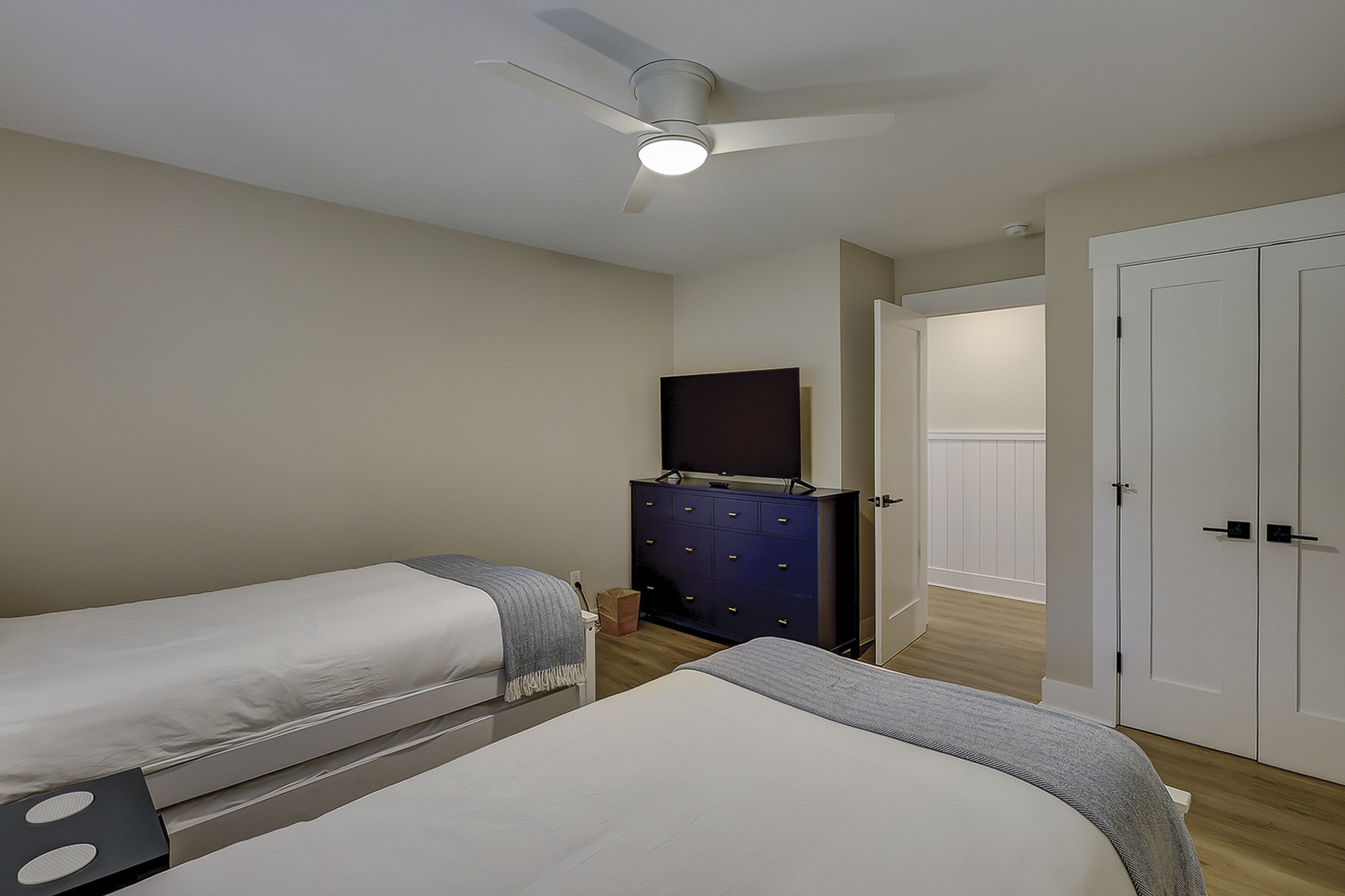 Guest Bedroom - 2 Twin Beds
