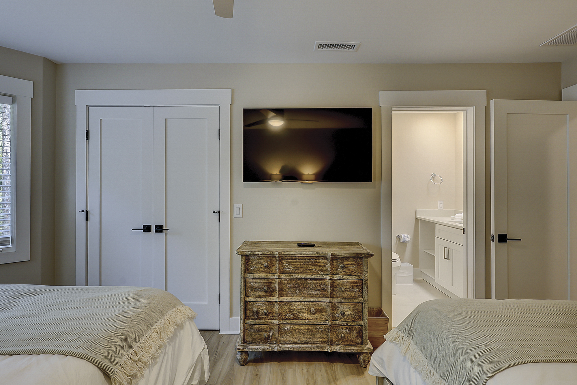 Guest Bedroom - 2 Queen Beds