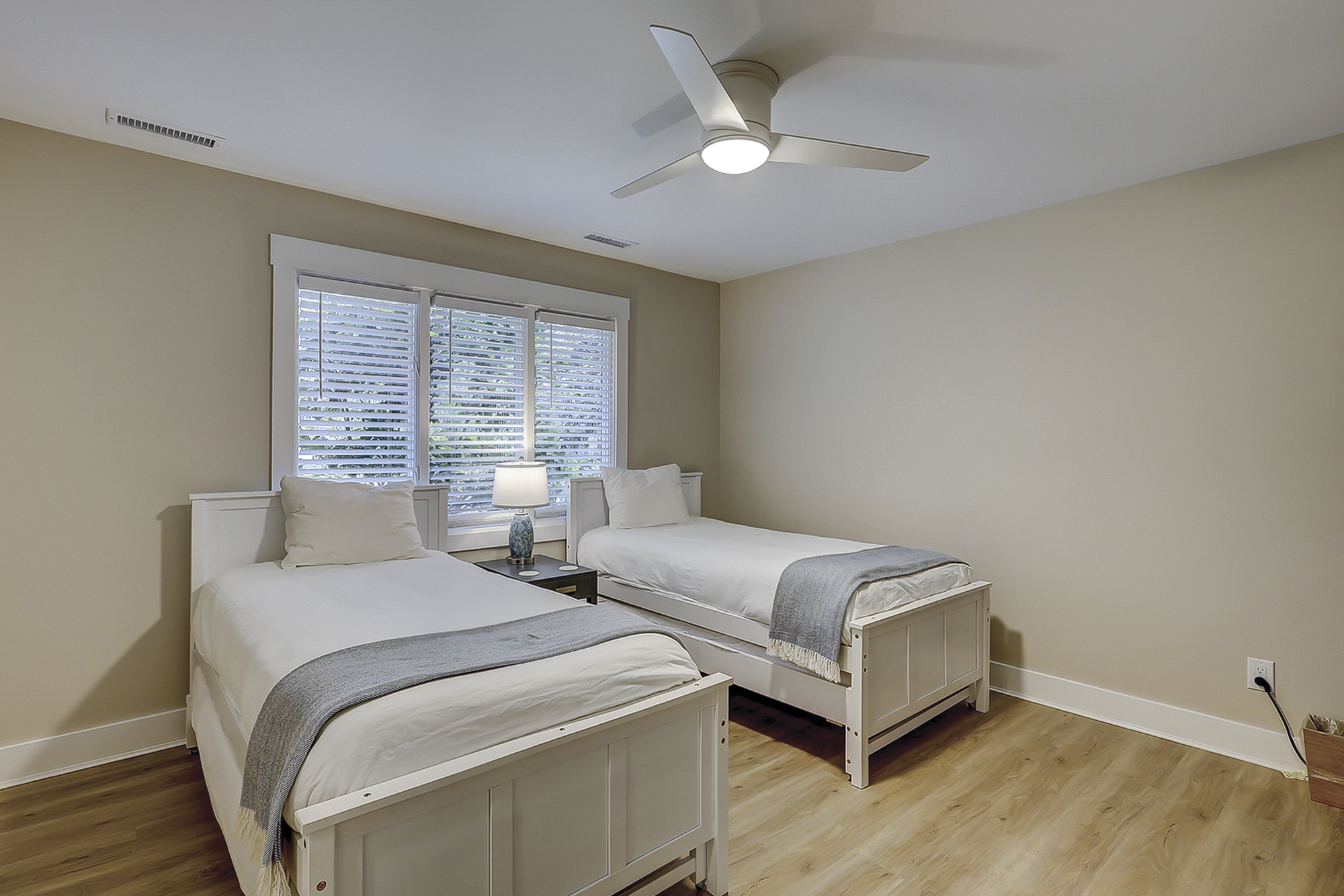 Guest Bedroom - 2 Twin Beds