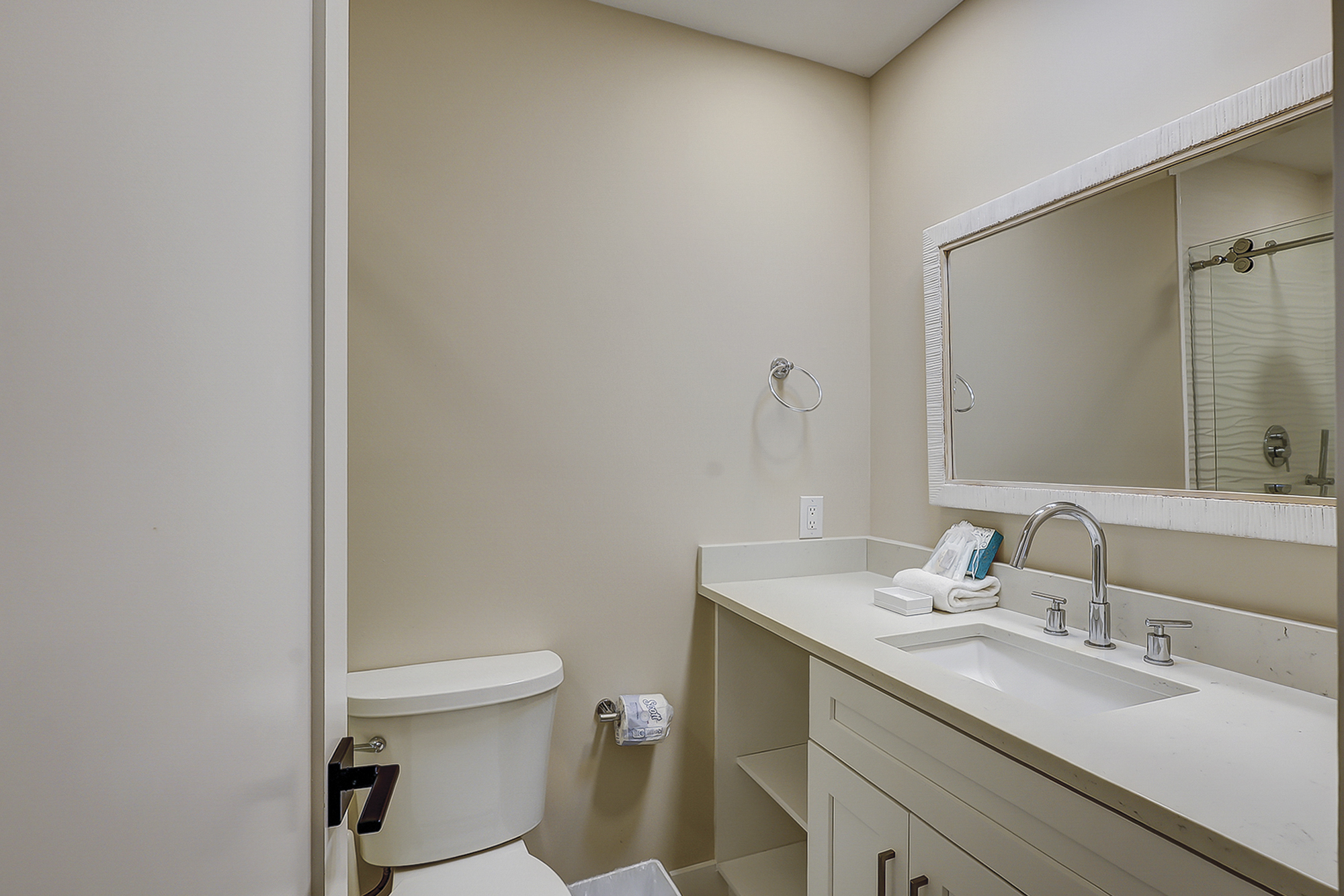 Queen Bedroom - Guest Bathroom
