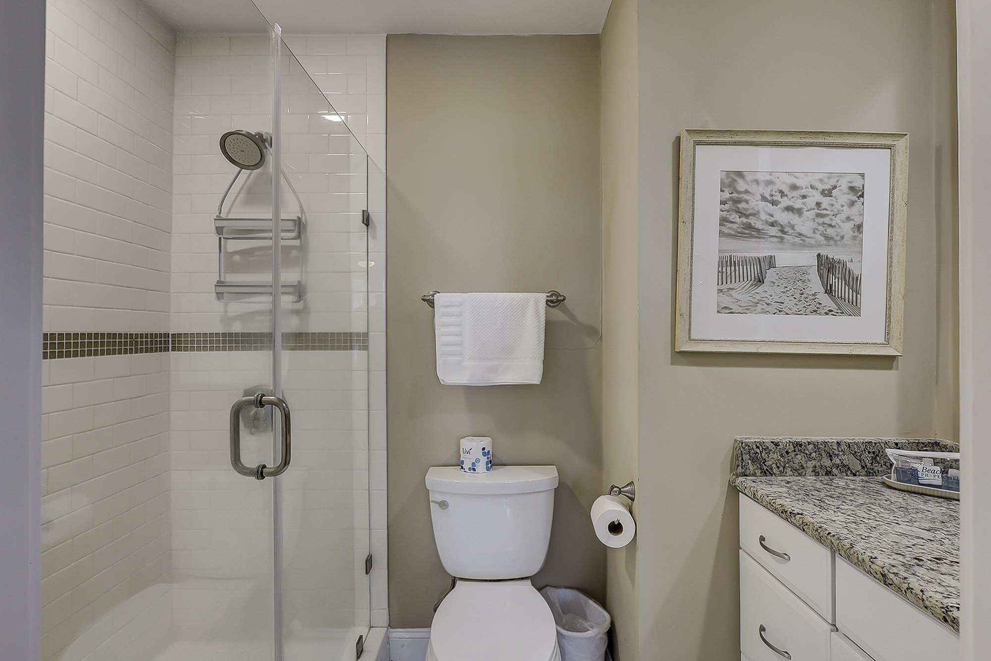 2nd Floor King Suite Full Bathroom