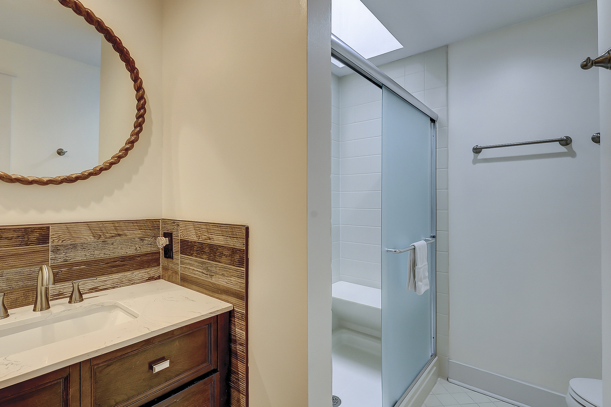 2nd Floor King Suite Full Bathroom