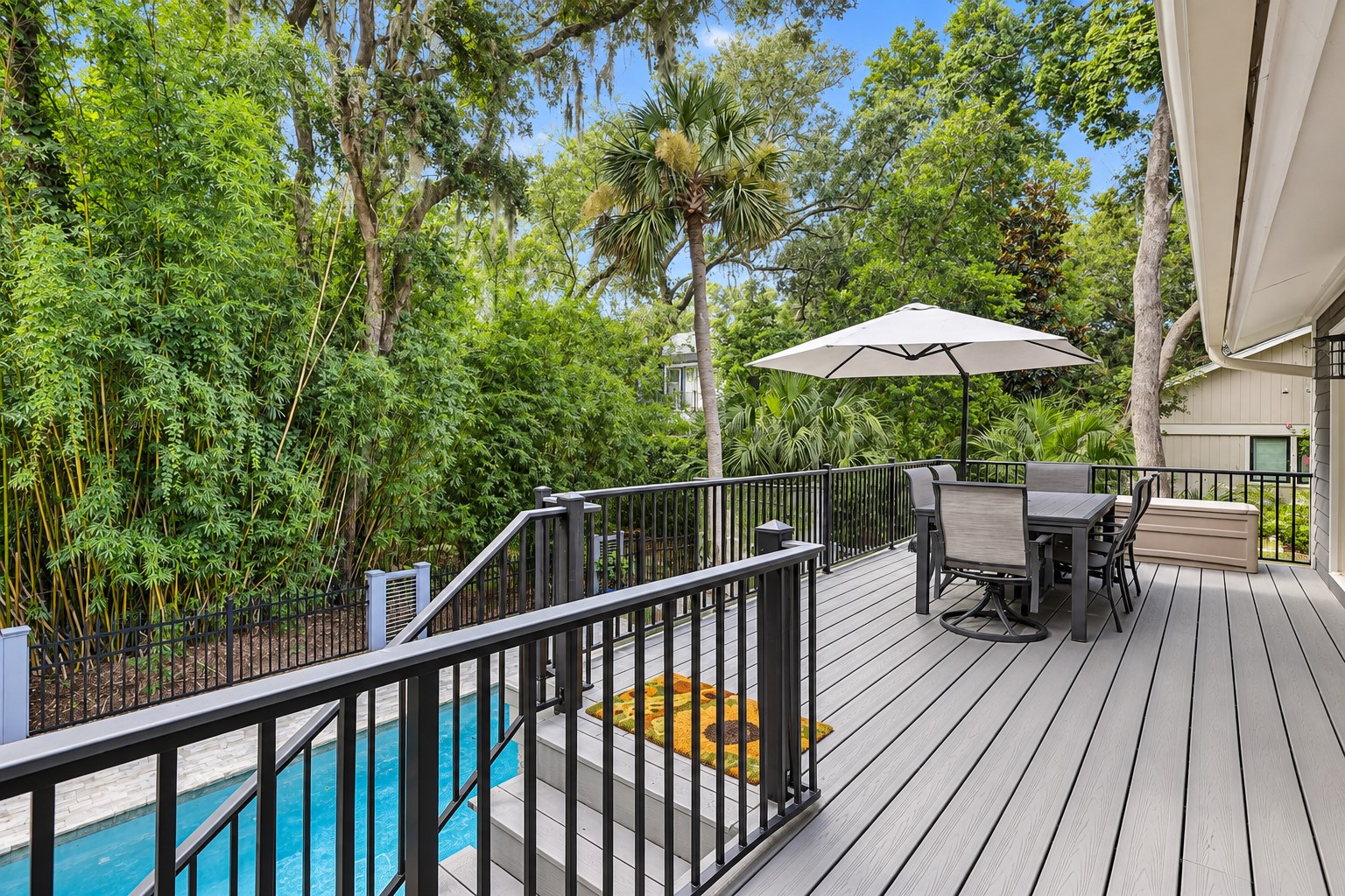28 Ruddy Turnstone - Outdoor Dining Area
