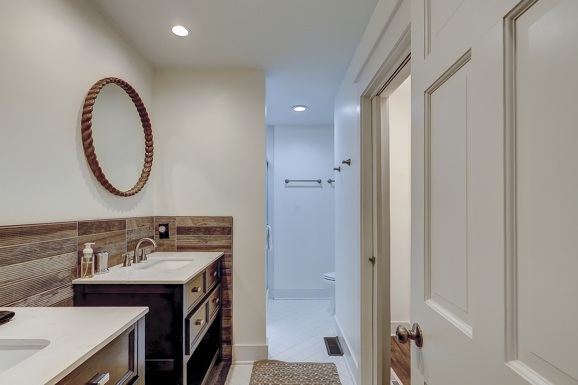 2nd Floor - King Suite Full Bathroom