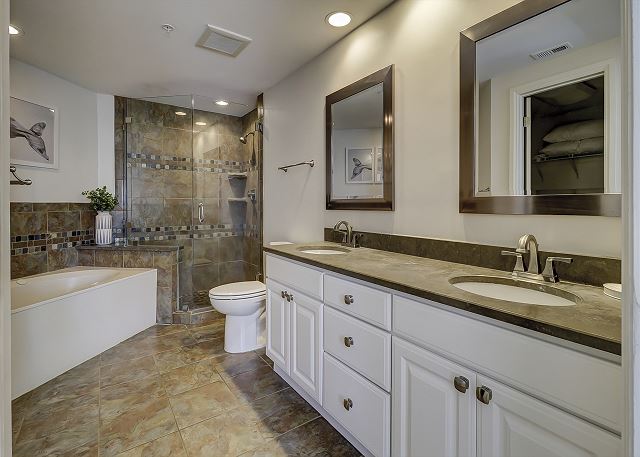 King Suite Full Bathroom