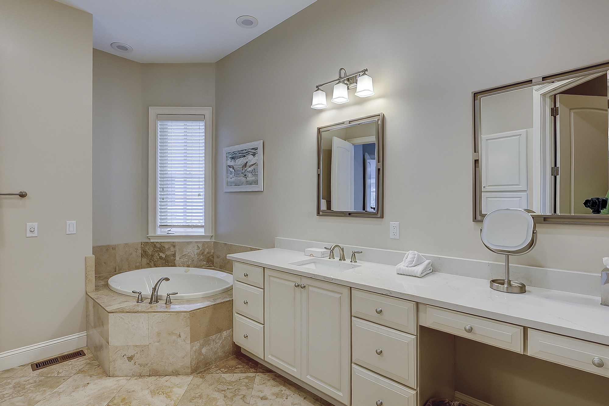20 Knotts Way - 1st Floor - Master Suite Full Bathroom