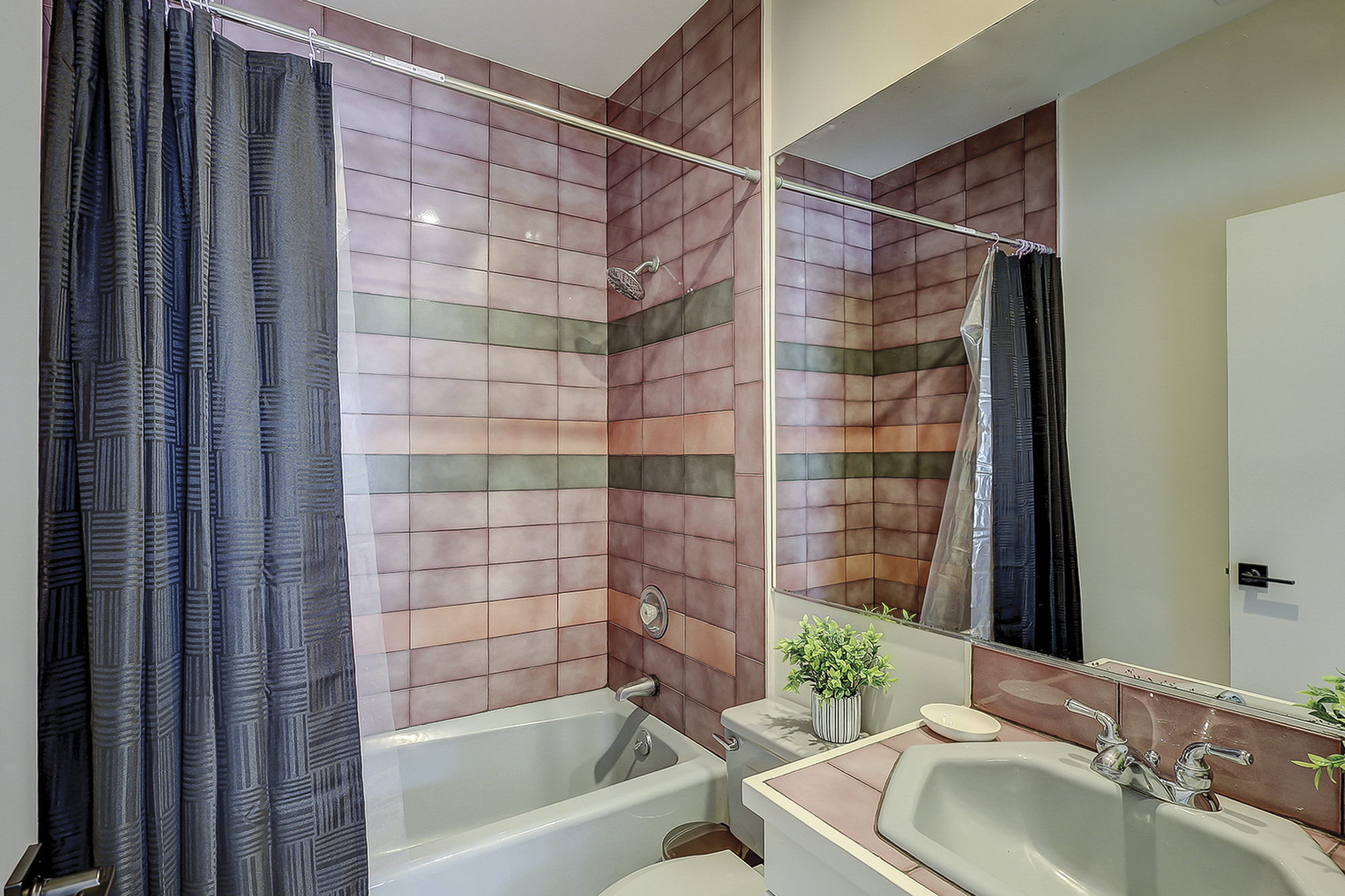 Full Bath - Queen Bedroom