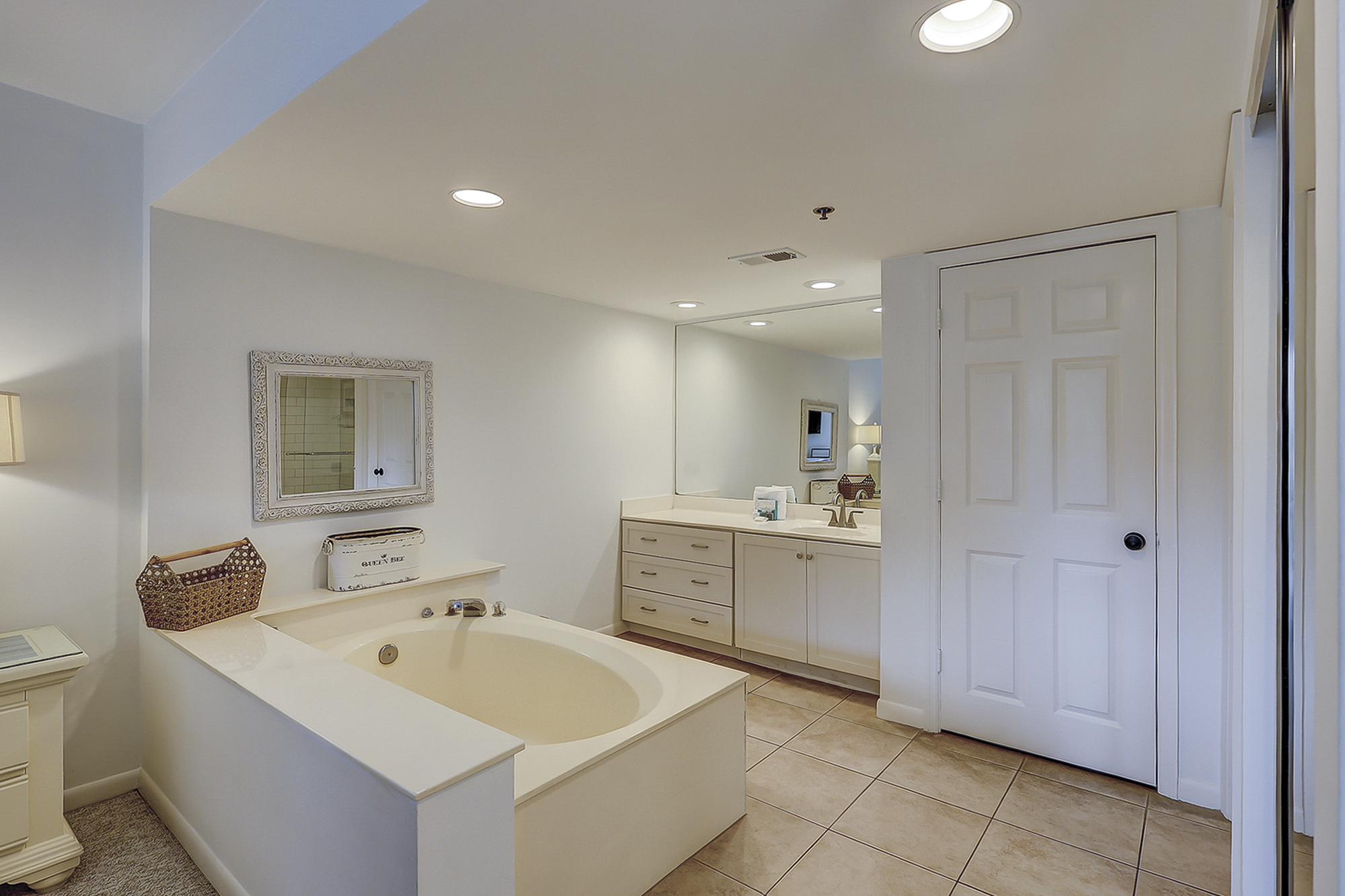 3229 Villamare - King Suite Full Bathroom