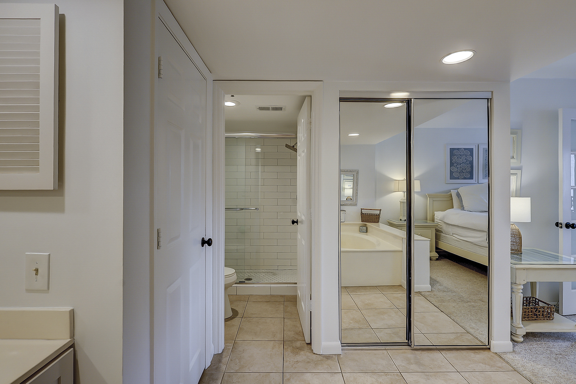 3229 Villamare - King Suite Full Bathroom