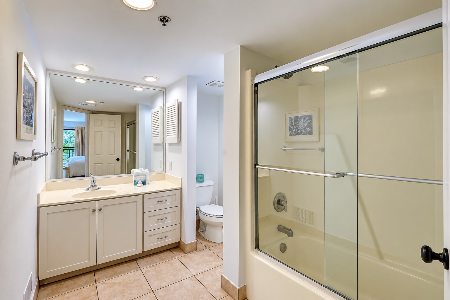 3229 Villamare - Guest Suite Full Bathroom