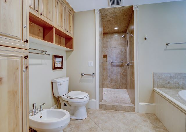 King Suite Full Bathroom