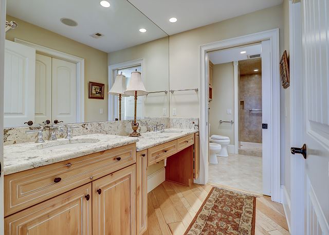 King Suite Full Bathroom