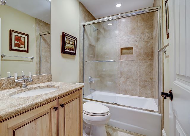 Queen Suite Full Bathroom