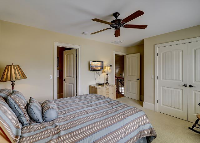 2nd Floor Queen Suite